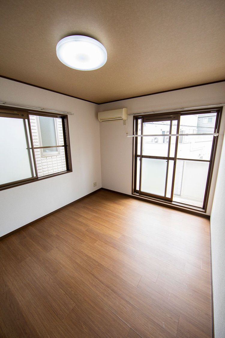 洋室は傷が付きにくいフロアタイル貼り。梅雨の時季には室内物干しが重宝する。