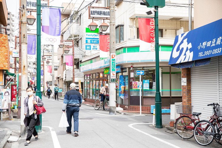付近の商店街にはコンビニや定食屋などが揃い、生活にとても便利。