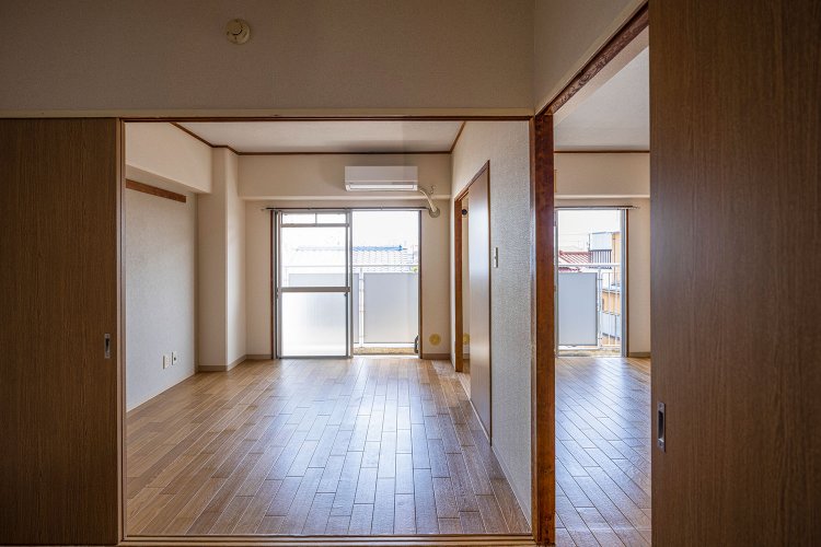 部屋を仕切る引き戸を外せば広々とした空間に大変身。