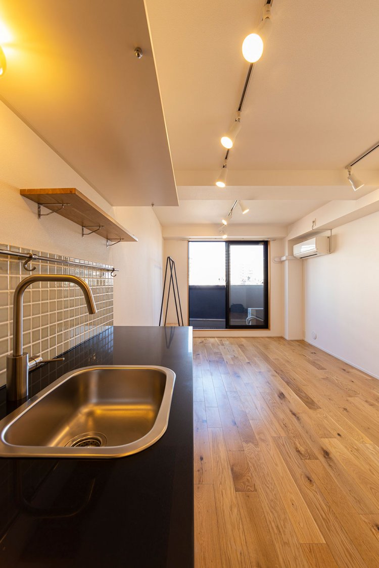 「ザ・デザイナーズ物件」というべきしゃれた内装。断捨離してから住むには最適かもしれない。