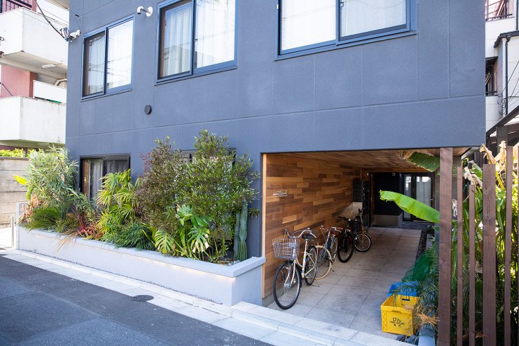 エントランス脇の植栽はモダンなリゾートホテル風。