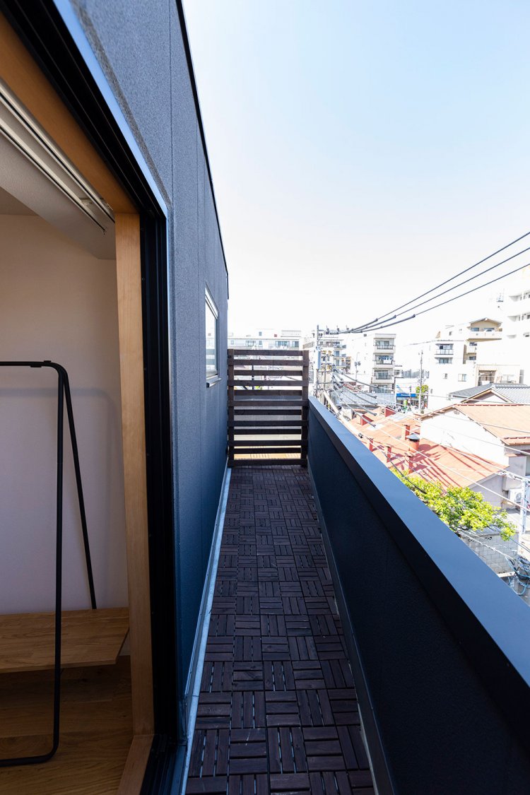 バルコニーはウッドタイル仕様になっている。
