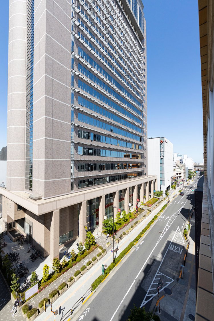 向かいにはフレンチレストラン、フィットネスジム、地上90mの眺望を誇る天空劇場などが入る『東京芸術センター』。