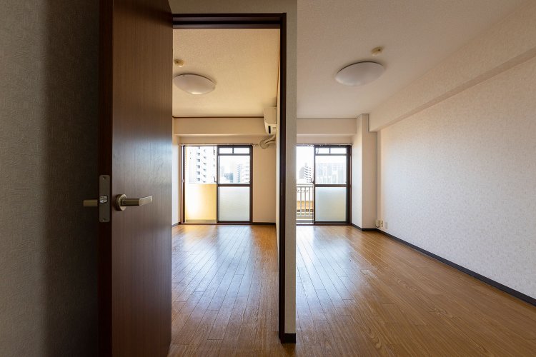 玄関のドアを開ければ開放感に満ちた1LDKがお目見え。