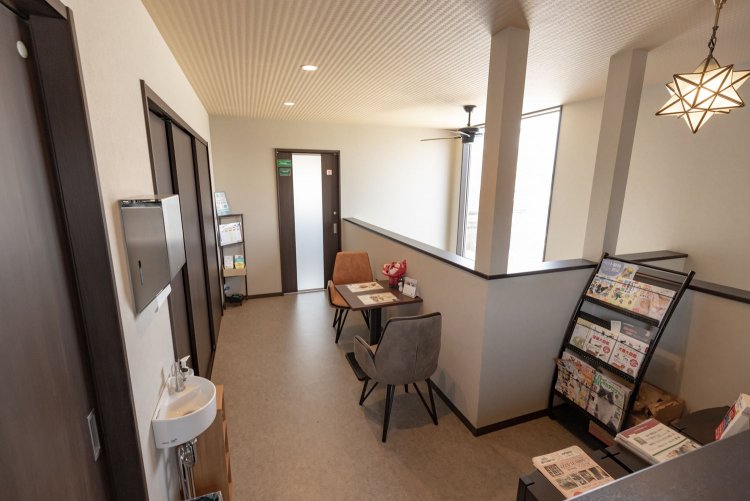 こちらは待合室。予約制なので混雑することはなさそう。