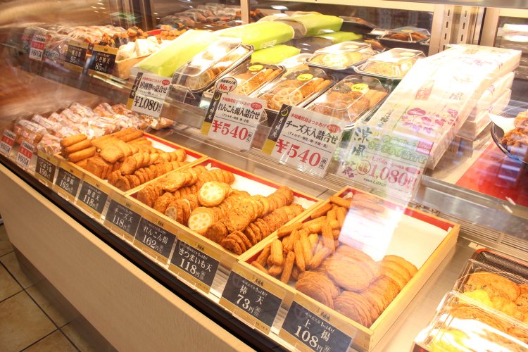 鹿児島で人気の3メーカーのさつま揚げが並ぶ