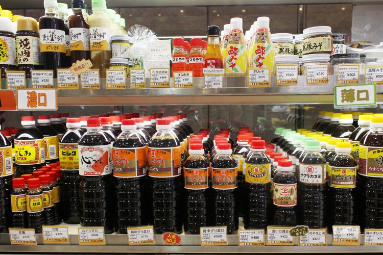 見たことないメーカーの醤油がこんなにも。