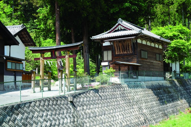 漆木地区にある立派な諏訪神社と稲含（いなふくみ）神社。毎年、4、10月には漆木神楽が奉納される。