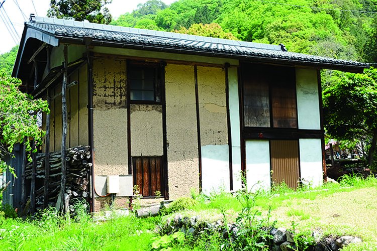 万年橋バス停から少し歩くと、道沿いにあった建物。土壁の構造がよくわかる。