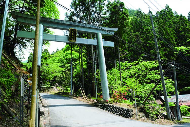 城峯山への入り口になる大鳥居。ここからの道は城峯神社への表参道となる。半納へ上がる道でもある。半納のさらに奥には太田部地区がある。