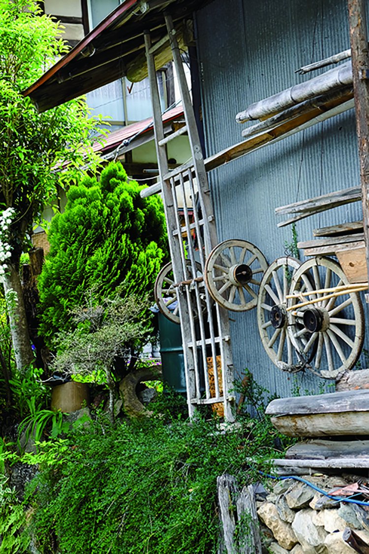 半納の家の壁に掛けられていた、もう目にすることもなくなった大八車。