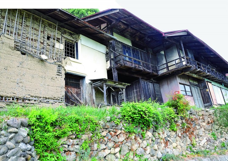 養蚕農家の造り。2階に縁をつけていて出し桁造り、船枻（せがい）造りと呼ばれる。