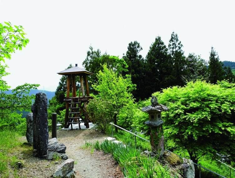 半納集落の高台にある火の見櫓と常夜灯。櫓は再建されたもの。ここが秩父困民党と警察隊との横道の戦いがあったところだ。