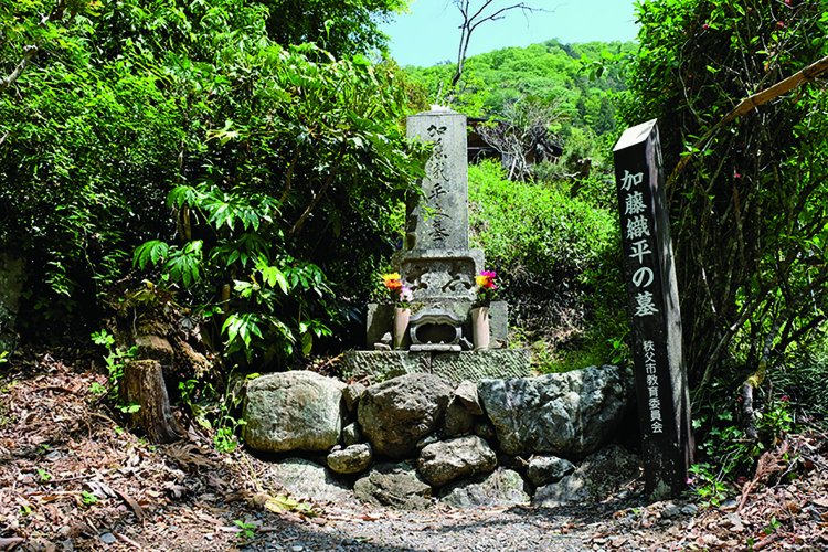 秩父事件を起こした困民党の副総理、加藤織平の墓が沢口地区にある。織平は困民党への助力を乞われて協力した人で、人柄が偲ばれる。東京神田で捕まり、裁判により蜂起の1年 後に死刑が執行された。享年36。