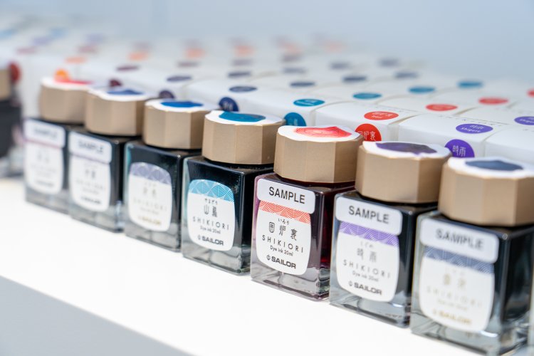 ずらりと並んだインクの棚は圧巻！　国内ではここでしか購入できない海外展開ブランドのものも置いてあるので、それを目当てに来る人も多いとか。