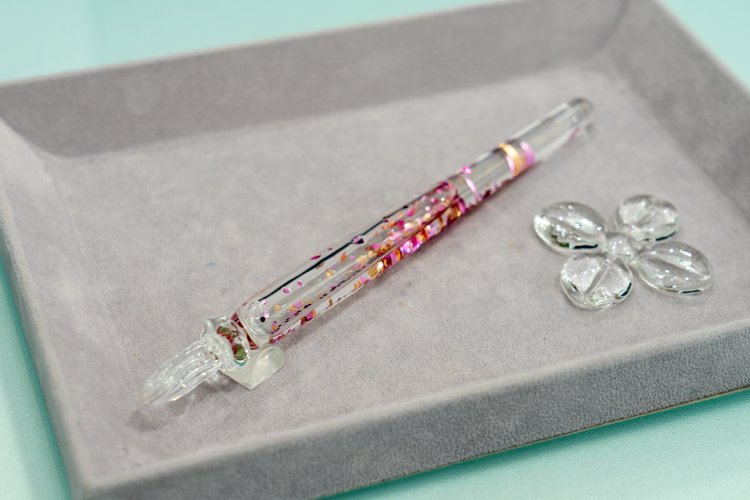 “つけペン”として使用するガラスペンは、海外からの観光客にも人気が高いとか。こちらは『ancora』オリジナル商品。