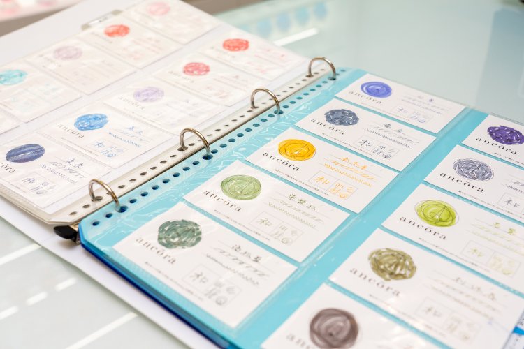 インクの見本帳を見たい場合は、気軽にスタッフに声をかけてみよう。これを見ているだけでもかなり楽しい。