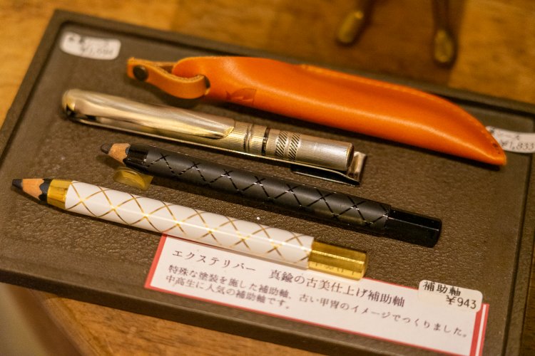 「『エクステリバー』(※上から2番目)は943円、おこづかいで買える価格というのも中高生の方に人気の理由だと思います。親御さんと一緒に買いに来たりしますよ」と宇居野さん。下は同じく鉛筆補助軸の「シャルル」と「ドゴール」。