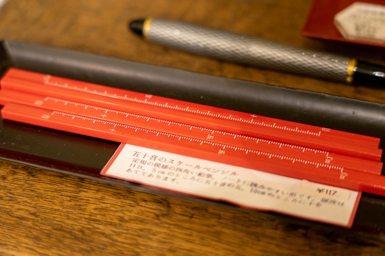 実用性も高そうな、スケールの目盛りがついた鉛筆。職場や学校でさりげなく使って自慢したい。