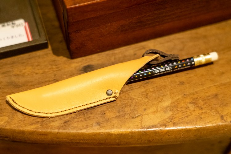 「ジャック」は本革で作られたシース（万年筆や鉛筆などを入れるサック）。日常使いの鉛筆でも、こうやってケースに入れると特別感がアップするから不思議だ。