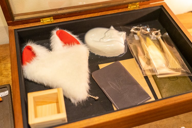 店内で販売しているキツネモチーフのグッズたち。宇居野さんは現在、銀座公式WEBサイトで銀座のお稲荷さんをめぐる記事を連載中。