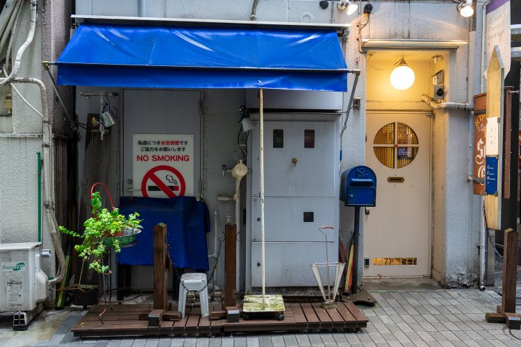 右のライトが付いているのが『ぎんざ五十音』の入り口。