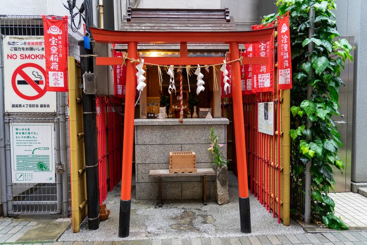あちこちに小さな神社やお稲荷さんがあるのも銀座という街の特徴。宝童稲荷神社もその１つ。