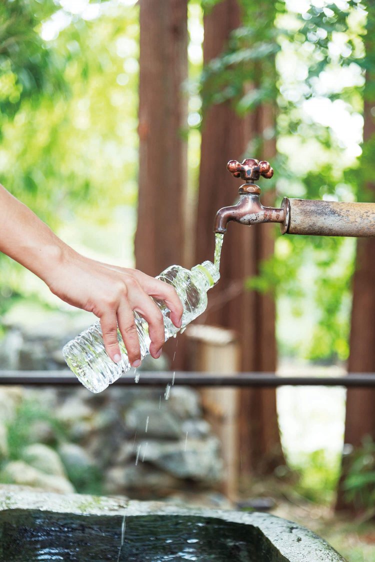 手水舎近くの蛇口から、御神水が汲める。