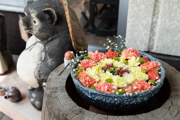 八幡通りには至る所に花手水が。使う花や彩りは作り手によってさまざま。お気に入りを見つけよう。