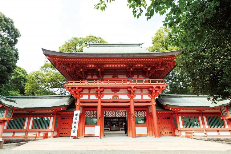 朱色があざやかな楼門をくぐると、本殿が立っている。