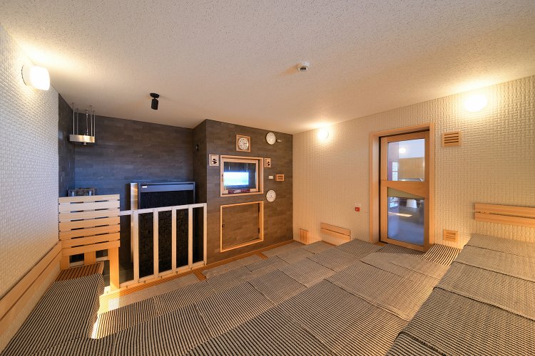 サウナは3段のタワー型。座る場所によって熱さが違うのでお好みの段で楽しもう。