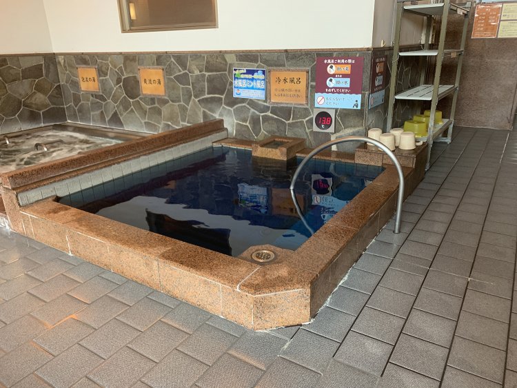 キンキンの水風呂。