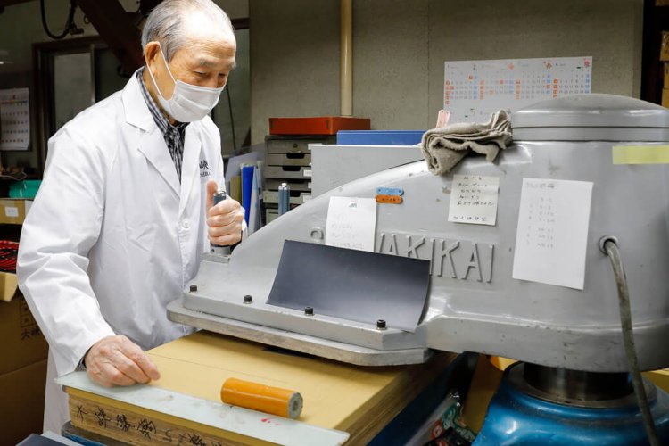 パーツを作るため機械で革を型抜き。