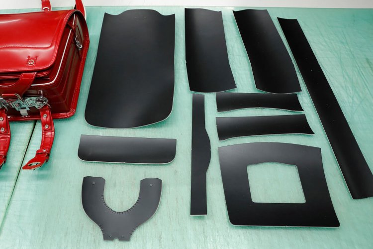 切り出したランドセルの大まかなパーツ。