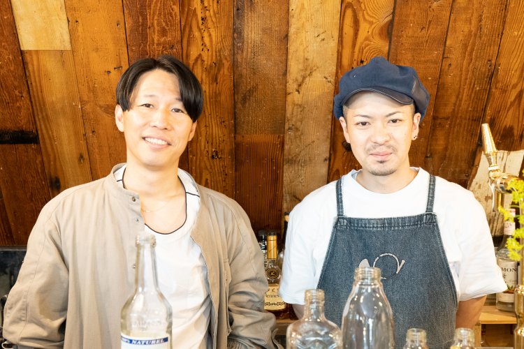 左が店主の日比康造さん。