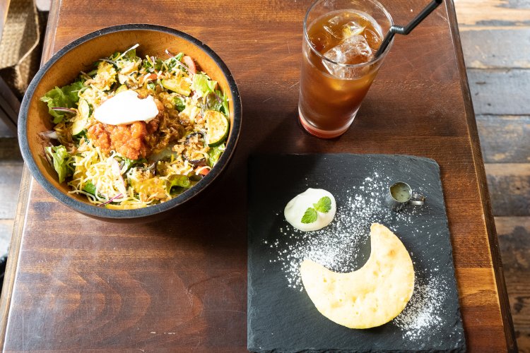 野菜不足の人にもおすすめ、やみつきプルドポークライス1150円。レモンたっぷりの月のレモンケーキ750円。1杯ずつハンドドリップする本格派コーヒー680円。