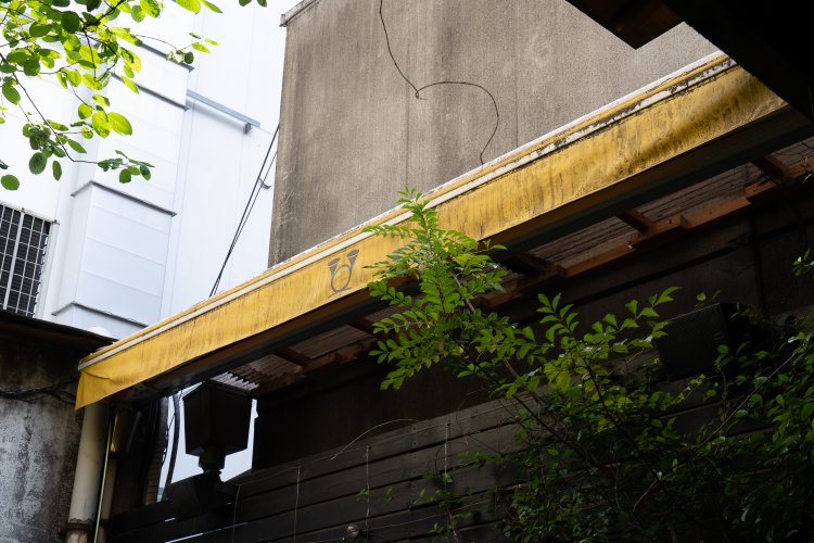 『月のはなれ』のマーク、ダブルホルンは、『月光荘』のトレードマークであるホルンを2つ重ねて、大切な仲間との再会を祝う乾杯を表す。