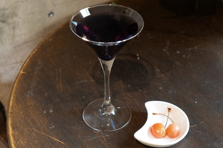 『月光荘』の誕生に深く関係した与謝野晶子が「うすむらさきの酒」と詠んだとされるカクテルを与謝野ブルームーンとして提供。1200円。