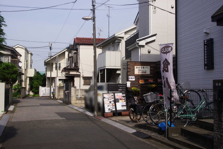 こんな住宅街にパン屋さんがあるの？　と思えば、遠くに「食パン」の文字の幟が！