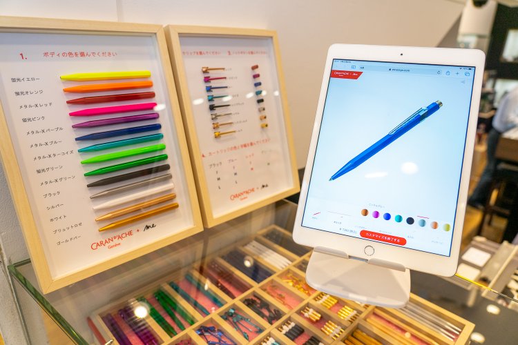 ボディカラーは14色、ノックボタンとクリップは8種類、芯は4色から組み合わせることができる。店頭ではタブレットでシミュレーションしながら作成可能！　価格は7260～9020円。
