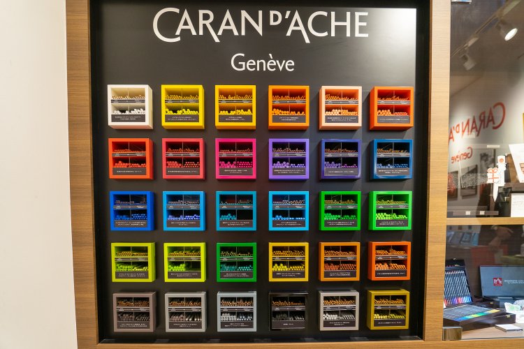 階段を上がったところにディスプレイされているのは、カランダッシュの代表的な色たち。同じ色番でもパステルや色鉛筆など、画材の種類によって描かれた質感も変わる。