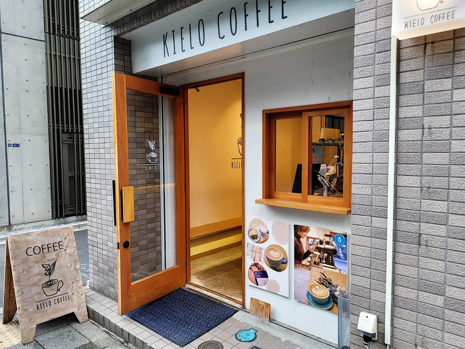 北欧スタイルの人気カフェで フルーツサンド と チーズケーキ を楽しむ Kielo Coffee 黒猫スイーツ散歩 秋葉原編 さんたつ By 散歩の達人