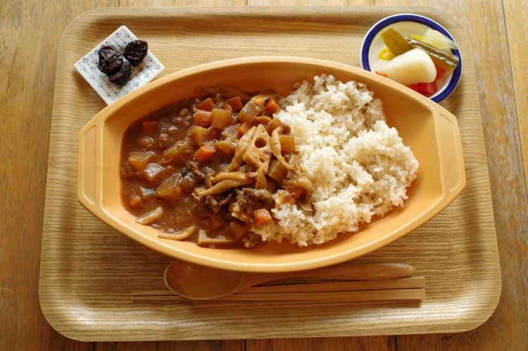 やさしい味ながら具材と赤みそのうま味がたっぷりのハヤシライス。