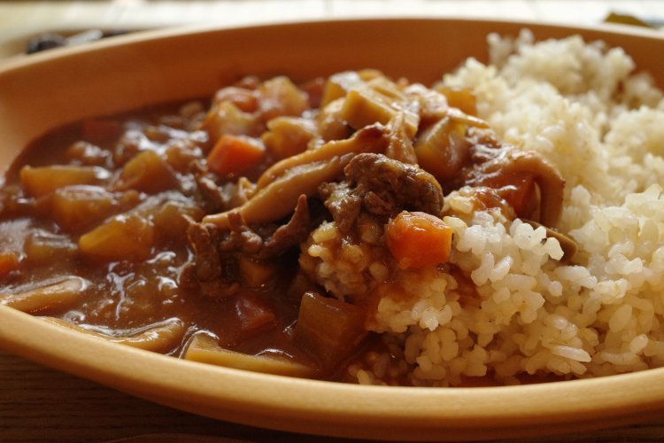 大根、にんじん、れんこん、玉ねぎ、しめじ、牛肉……。具だくさんのハヤシライス。お米は栄養がとれる5分づき。