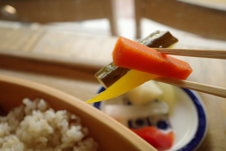 みずみずしいピクルスは野菜が7種も入る。