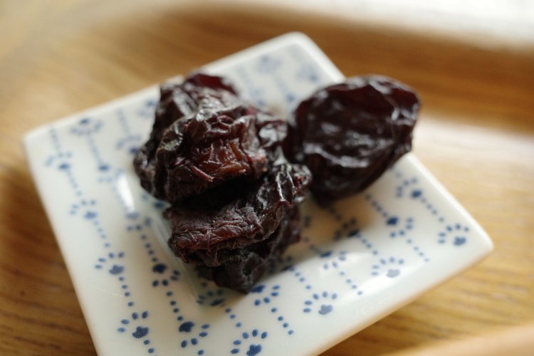真起さんが「本当においしいと思ったので」ハヤシライスのお膳に加わったという干し巨峰。自然な甘みが濃い。