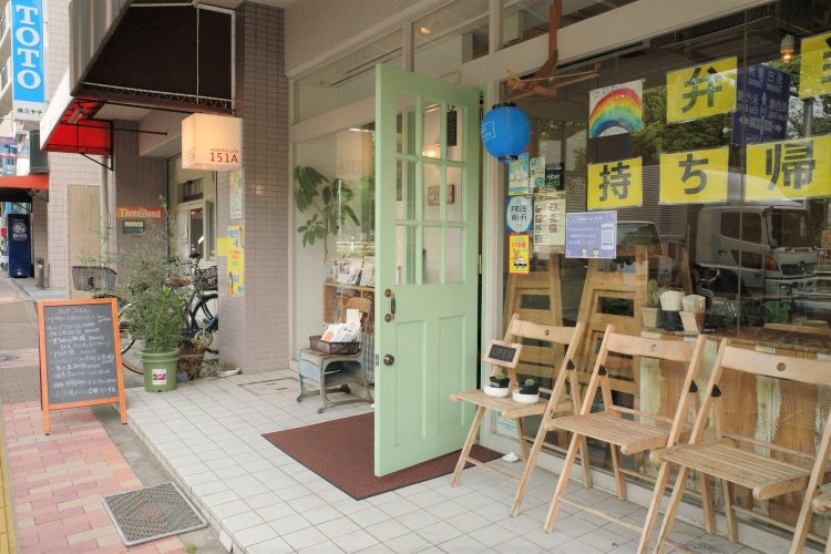 東京都現代美術館から南に歩いてすぐ。明るい緑色のドアがトレードマーク。 
