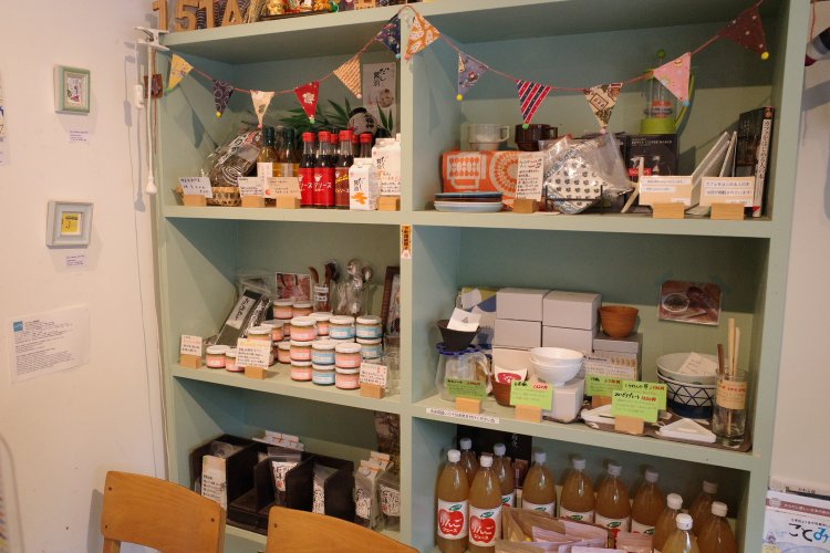 真起さんが出合ってきた食材や食器の一部は店内でも販売。なんだかおすそ分けをもらうような気持ちになれる。
