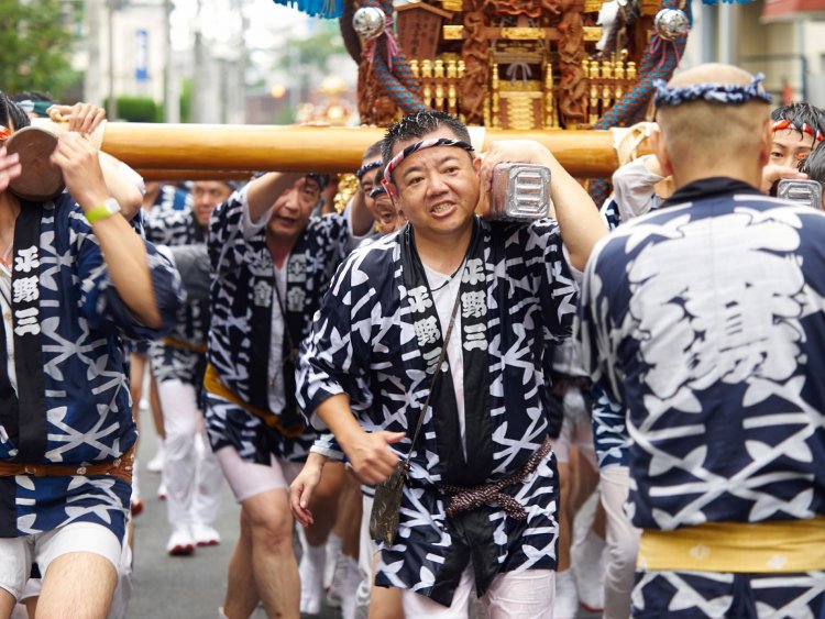 平野三丁目の神輿をかつぐ浩司さん（写真中央）。飲食店同士でも競合という感覚はなく、お客さんを紹介しあう。この街をみんなで盛り上げたいという人が多いそう。（写真提供＝mammacafe151A）