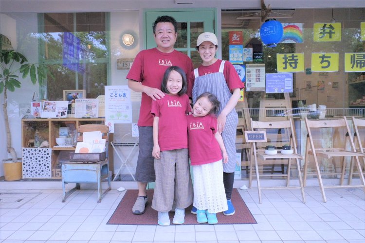 大切な人の健康を願うお母さんように食事を作る真起さん。お父さんのように大きな心でこの地を見守る浩司さん。ふたりの愛娘とともに。